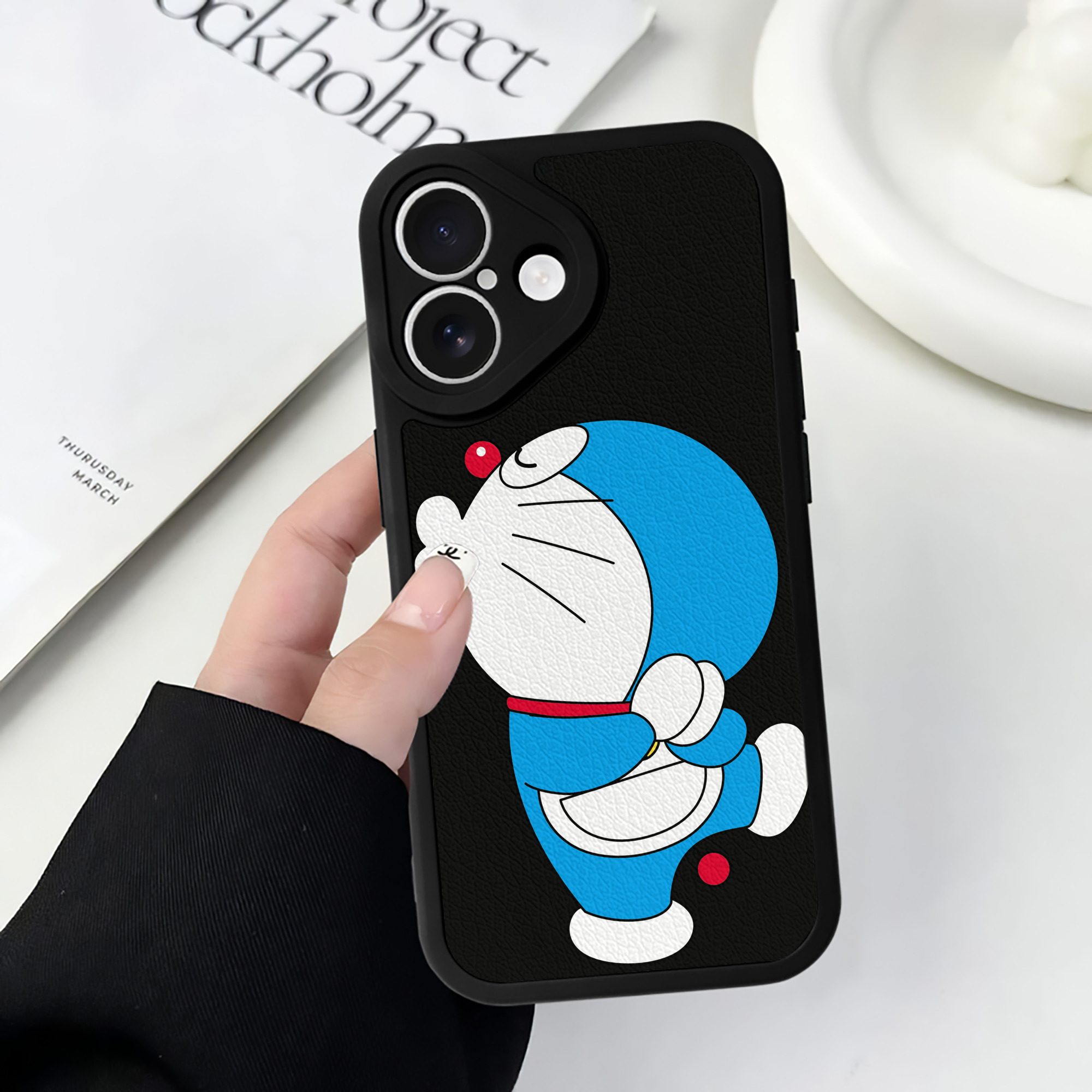 （画像用） ドラえもん Doraemon 【iPhone 16シリーズ対応】シリコンスマホケース（レザー調） 材質：シリコン